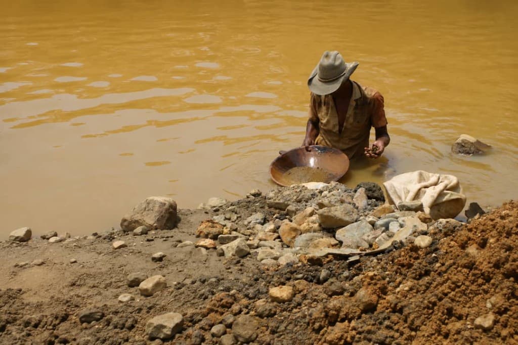 Orpailleur au travail dans une rivière du Haut-Katanga